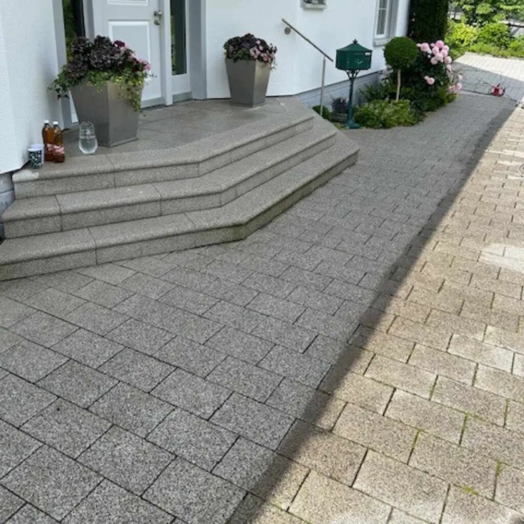 Reinigung einer Einfahrt aus Steinplatten