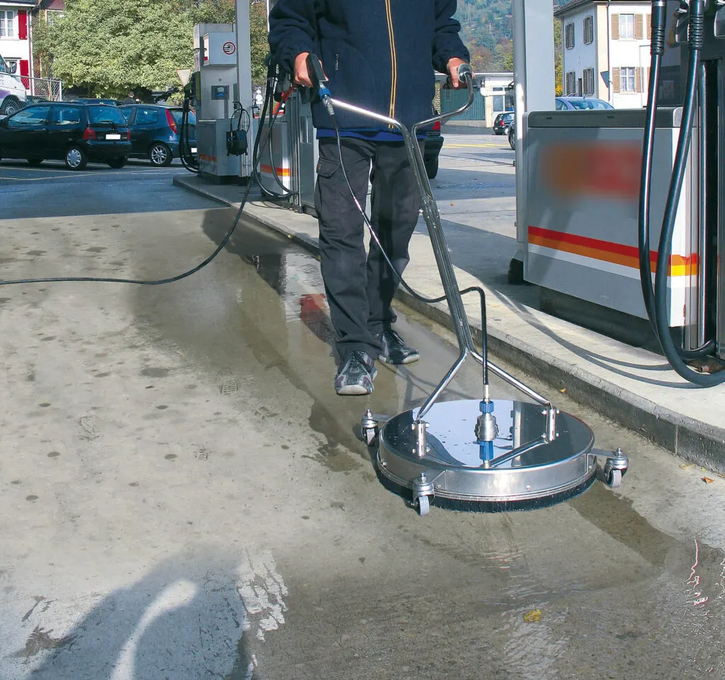 Intensivreinigung einer Tankstelle