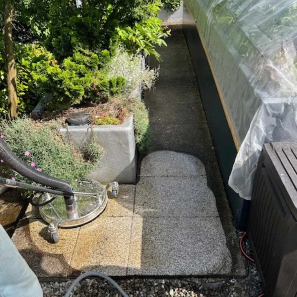 Gereinigter Gartenweg mit Steinplatten